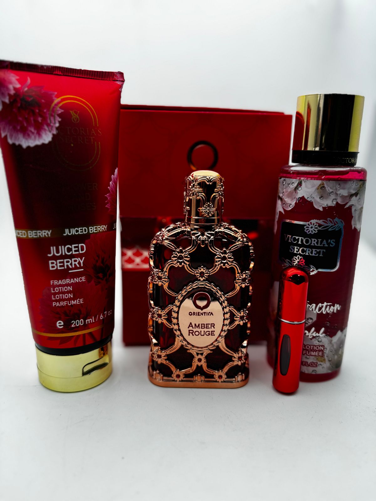 Mega Combo seductor: Amber Rouge + Perfumero. GRATIS: Crema y Splash Victoria Secret